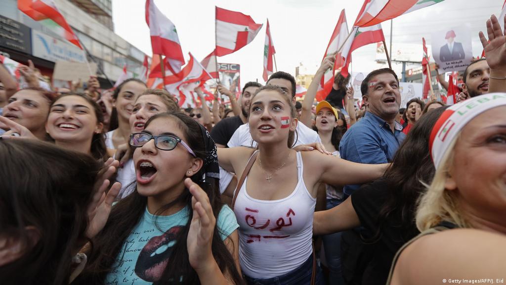احتجاجات لبنان مستمرة والآلاف في الساحات والشوارع أخبار Dw عربية أخبار عاجلة ووجهات نظر من جميع أنحاء العالم Dw 20 10 2019