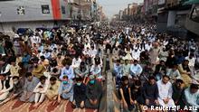 Muslims gather for Friday Prayer in Peshawar amid the coronavirus outbreak (Reuters/F. Aziz)