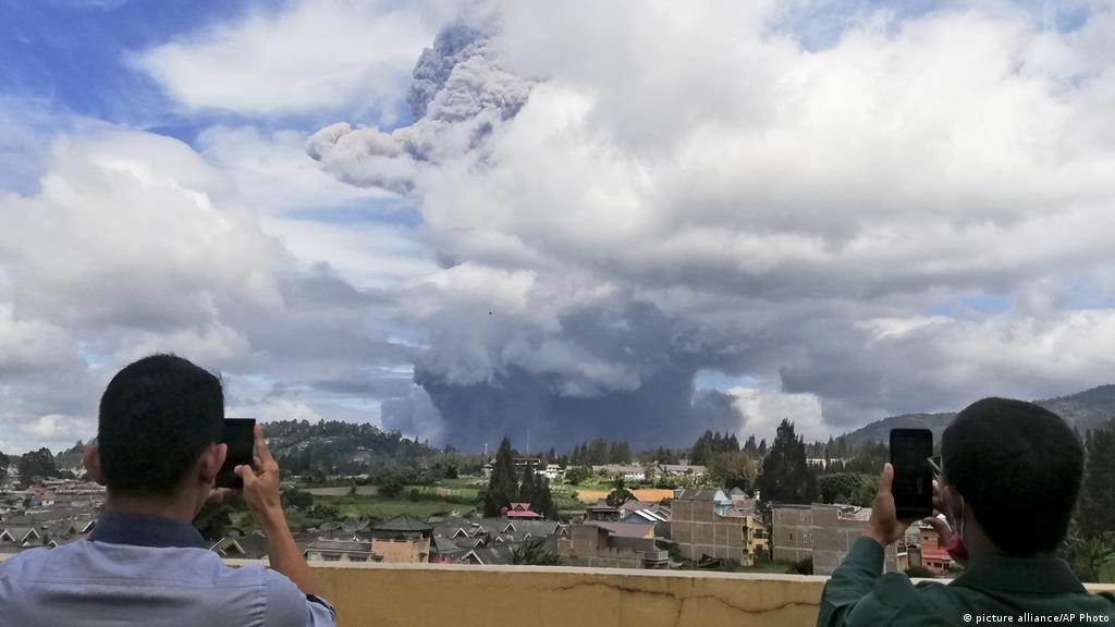 Indonesia volcano eruption: Mount Sinabung spews huge ash cloud | News | DW | 10.08.2020