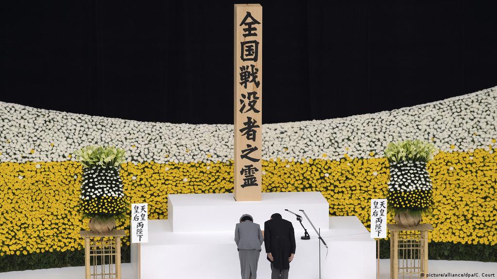Ministros japoneses visitan el polémico santuario patriótico de ...