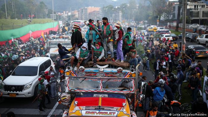Colombia: indígenas llegan a Bogotá para presionar a Iván Duque | Las  noticias y análisis más importantes en América Latina | DW | 19.10.2020