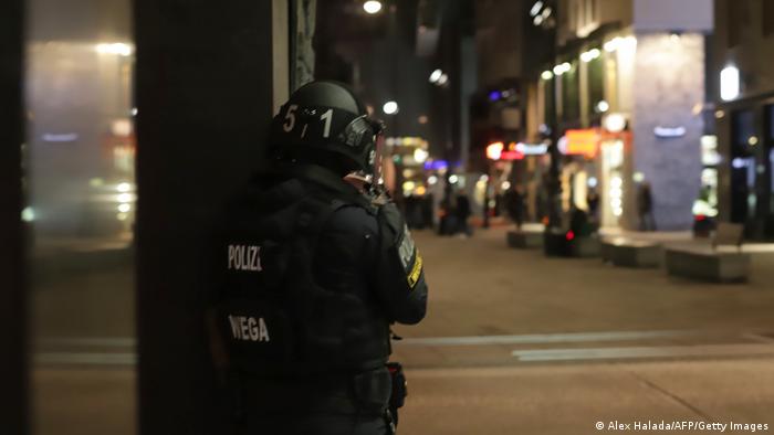 عدد من القتلى في هجوم إرهابي مسلحون يمنعون فيينا من النوم أخبار Dw عربية أخبار عاجلة ووجهات نظر من جميع أنحاء العالم Dw 03 11 2020