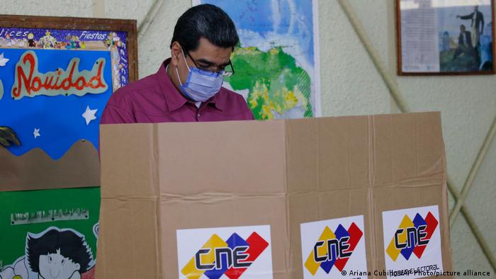 Maduro vota en elecciones calificadas como “farsa” por EE.UU. | Venezuela  en DW | DW | 06.12.2020