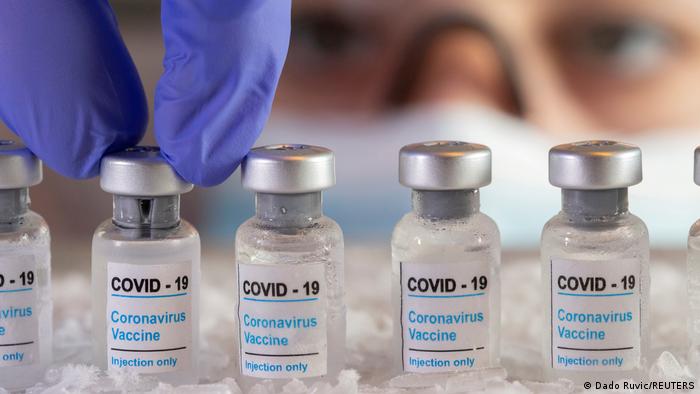 Чи стане дозвіл на вакцину від коронавірусу в Євросоюзі подарунком на  Різдво? | Політичні новини з Європи: аналітика, прогнози, коментарі | DW |  17.12.2020