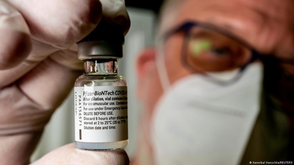 Coronavirus German Care Home Workers Accidentally Given Vaccine Overdose News Dw 28 12 2020