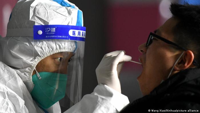 В Китае зафиксирован скачок заражений коронавирусом | Новости из Германии о  событиях в мире | DW | 07.01.2021
