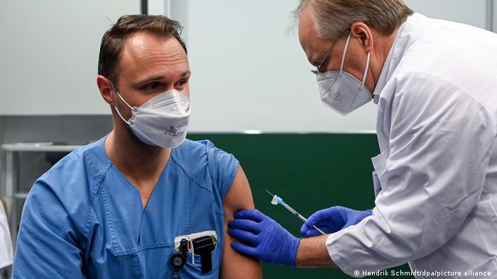 Мога ли да заразя другите, ако съм ваксиниран? | Новини и анализи от Европа  | DW | 15.01.2021