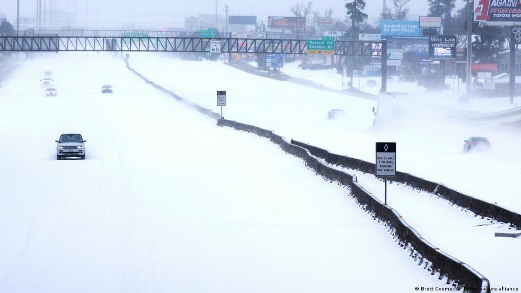 Texas snowstorm cuts power, oil production nationwide | News | DW |  16.02.2021