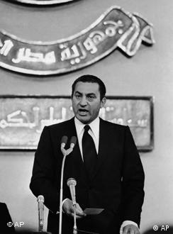 ثلاثة عقود على رأس السلطة حكم مبارك في صور ثقافة ومجتمع قضايا مجتمعية من عمق ألمانيا والعالم العربي Dw 13 02 2011